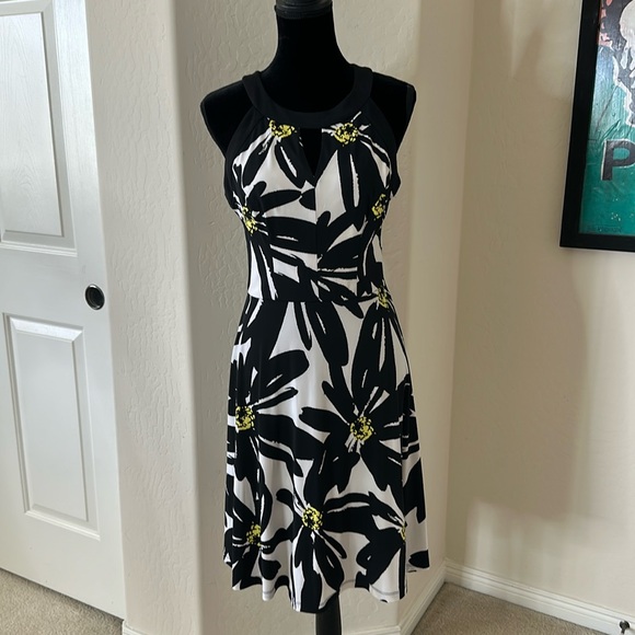Adorable NWOT  London Times Black Daisy Dress Size 10 - Picture 1 of 9
